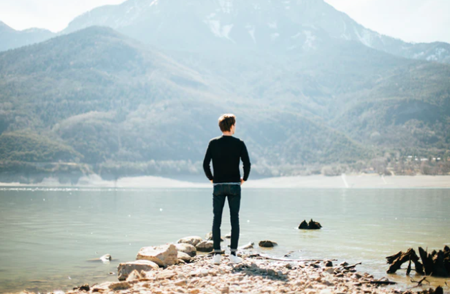 シャイな男性が好きな人に対する恋愛態度は アプローチ方法や脈ありサインは はちまるさんぽ